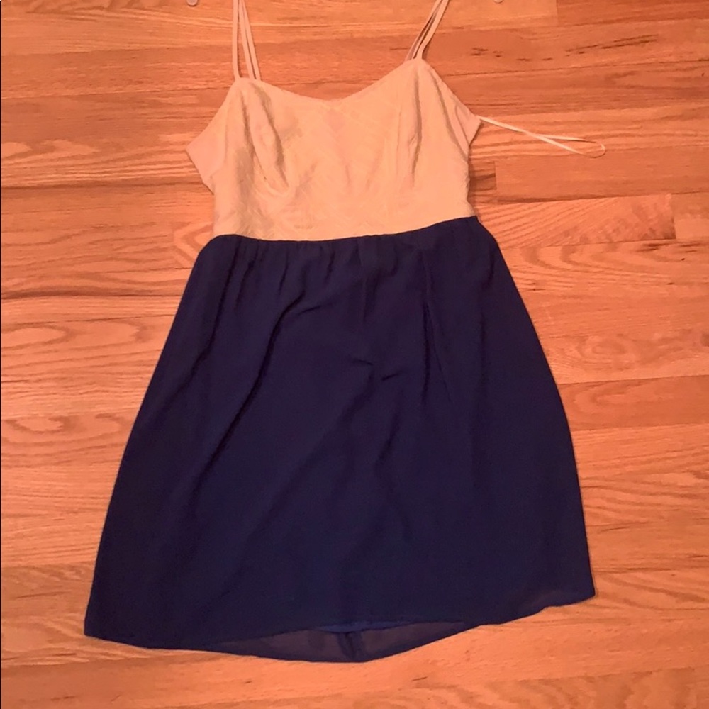 Geometric design on top of dress with open back